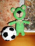 Häkel-Teddy grün mit Fußball.JPG